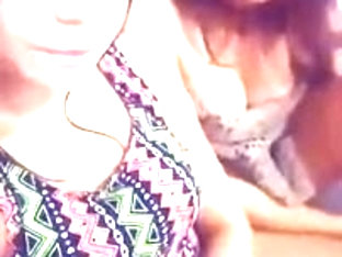 Girl Dares Her Friend To Show Her Tits On Periscope