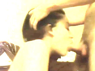 linda morenita chupando apasionadamente