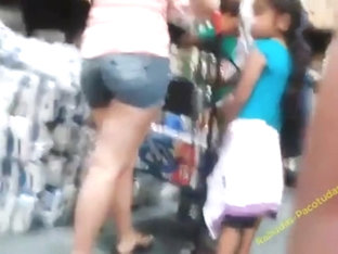 Baixinha da Bunda Gostosa no Supermercado