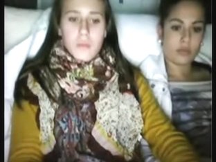 Noies universitaries mirant un home (ampliat)