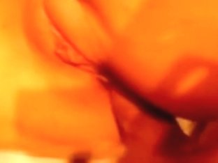 mloda dostaje w pupke