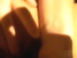 Ich mache es ihr anal und sie fingert sich