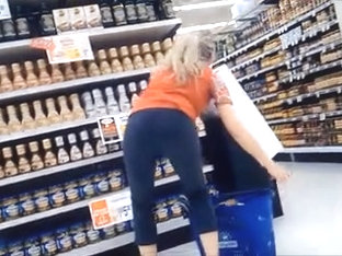 Tight Blpnde Babe with tight Ass in leggings