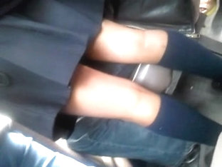 Piernas De Colegiala En El Bus