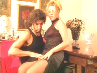 Blonde Une femme devergondee qui baise un pote a son homme