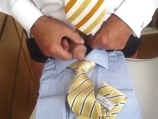 -SPERME SUR MA CRAVATE JAUNE (C-377)