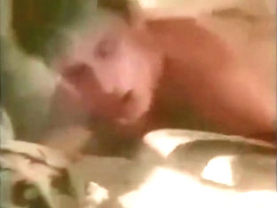 Trans madura se divierte con su joven amantes