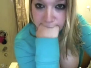 Golden-Haired hotty masturbating on livecam