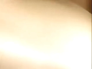 Une fille chaude lèche une trans qui lui bourre la chatte