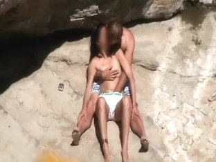 Voyeur caught a secretive beach sex