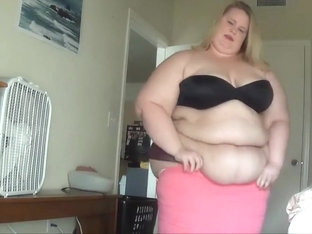 Marranita sabrosa cambiandose de ropa