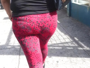 Veterana Chuletuda de Leggins Rojos Atigrados Sabrosa