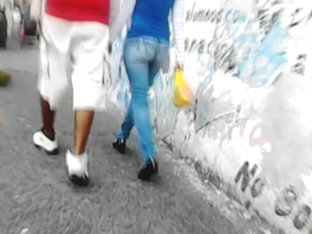 Nalgona Caminando En Jeans