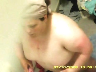 petite grosse dans la salle de bain en camera cache