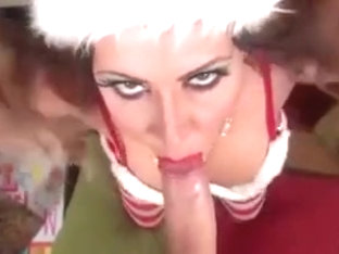 Puta de las navidades oscuras te va a chupar la polla