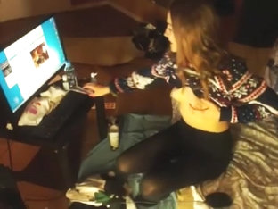 junges Paerchen vor der Webcam