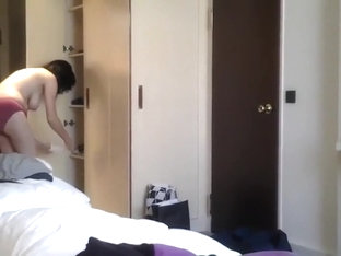 Secretly filming a milf in a hotel room