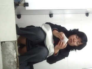 Chinese MILF Spied Taking A Piss