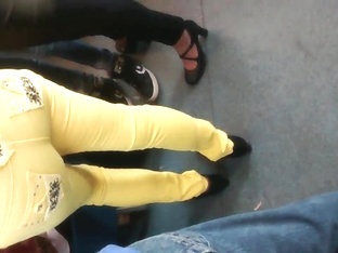 La de amarillo tiene uun culote