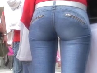 Bunny packed her ass in tight jeans in a candid street video