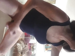 amateur se masturbe en mattant des films de cul