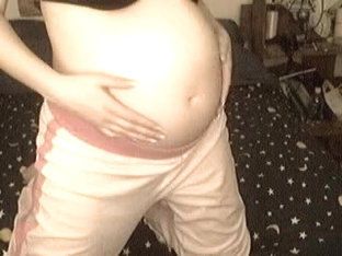 Pregnant Lassie Posing On Webcam