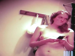 Teen Naked And Texting In Bathroom