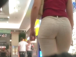 Street Booty Voyeur Catches A Woman Flexing Her Butt In Tight Jeans