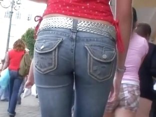 Bewitching babe showing her ass in her tight jeans