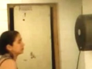 espiando en el sanitario y se acomoda el brasier