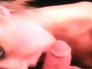 Jeune fille golden-haired suce de la bite avec soin