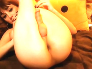 Solo TS shows her ass on webcam