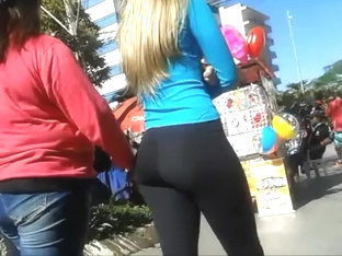 Great wiggling ass in black on the street