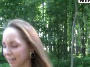 Fellow seduces amateur girl to fuck in a park