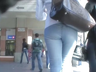 Cutie in tight jeans flaunts her ass in a hot candid street video