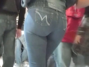 Candid video shows a gorgeous hot woman in tight blue jeans.