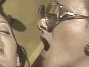 La fea con gafas se apunta a la fiesta