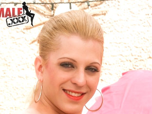 Bath time with Tyra Scott - TGirlsXXX