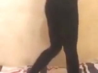 hot girl dancing on periscope in tight leggings