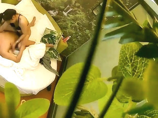 酒店偷拍小伙约操小少妇 进房就勾引小伙t她 上床就扒衣服