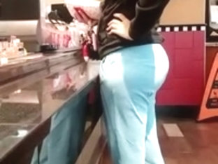 Candid round booty in sweatpants