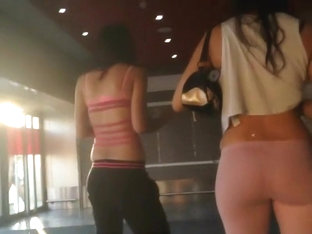 Thong outline in pink leggings