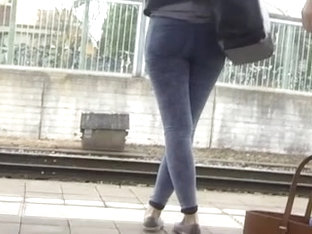 Candid - Young Babe In Tight Jeans