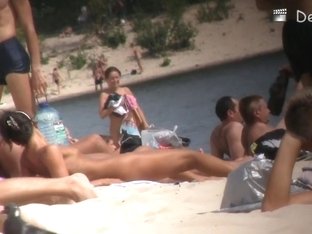 Beach Girls Shows Her Fine Ass Because She Is A Nudist