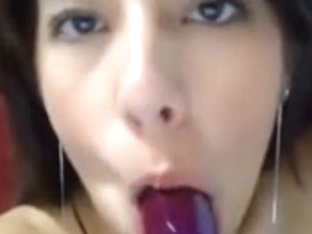 Flaca latina chupando juguete como si fuera verga