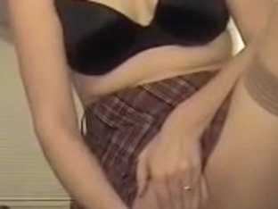 amateur wanks her pussy