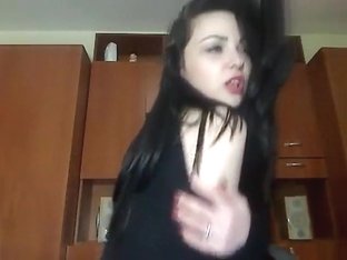 Brunette Sweetfoxywild22 Fucks Herself In Front Of Webcam