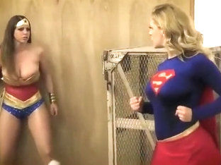 wonder woman vs super girl
