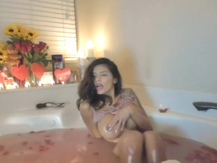 Big Tits Cam Girl Celebrates Valentine In The Bath