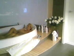 Amateur female is relaxing in the bath on hidden cam